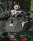 EASY07_tanklock-bag_ambient_002_givi_kawasaki-z900